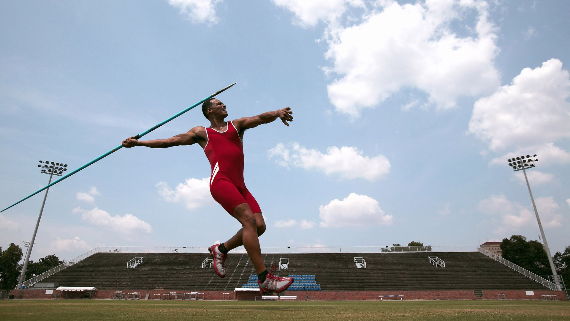 国际足球赛事的组织经验为下届主办国提供借鉴,简述国际足联主办的世界重大赛事